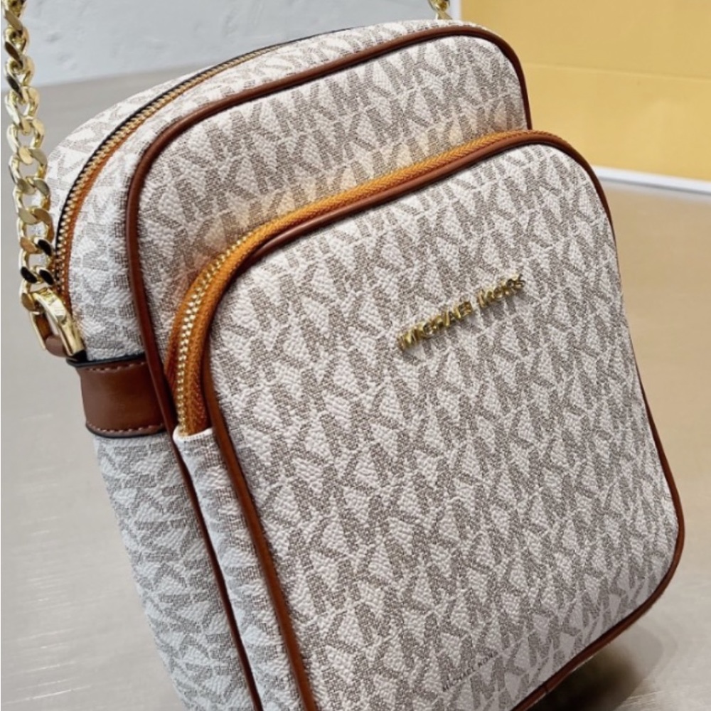 Michael Kors Crossbody, small purse gently used.